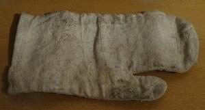Asbestos glove | © Von LukaszKatlewa - Eigenes Werk, CC BY 3.0, https://commons.wikimedia.org/w/index.php?curid=37259226